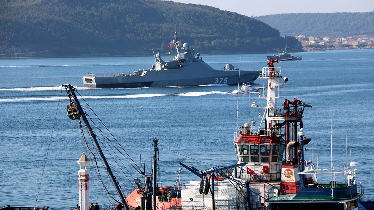 Dmitry Rogachev Çanakkale Boğazı'ndan geçti