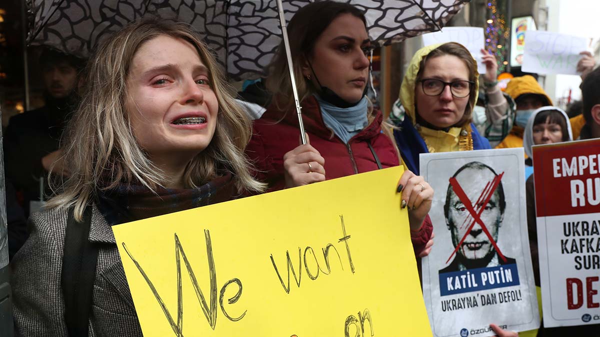 Rusya Başkonsolosluğu önünde protesto gösterisine katılan ve Rus olduğunu söyleyen bir kadın, 'Rus halkı savaş istemiyor. Putin, dur' pankart taşıdı.