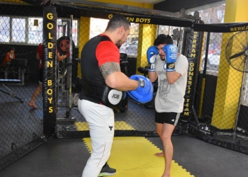 Sağlık çalışanları şiddete karşı kick boksa başladı