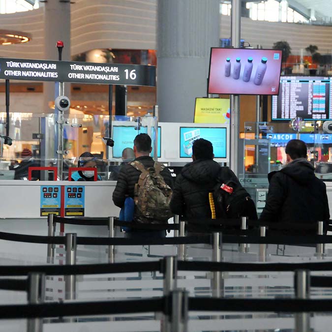 Yolcu uğurlamaya ve karşılamaya gelenler havalimanına alınacak.