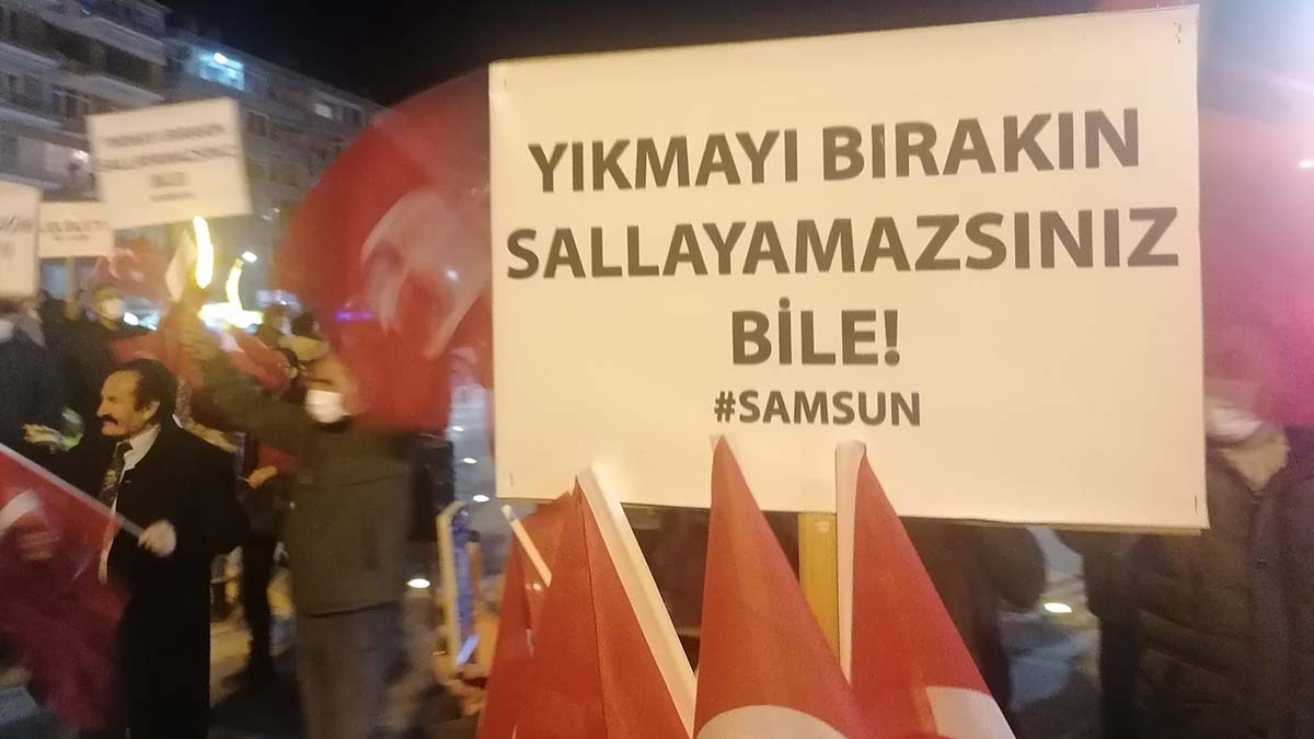 Samsunda Atatürk Pakı'ndaki Milli Mücadelenin sembollerinden biri olan Onur Anıtı'na karşı yapılan bu saldırı, sadece sosyal medya tepkisi ile kalmamış ve Bandırma bir kez daha Samsun'a yanaşmıştır.