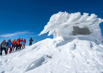 Sandras Dağı'nın zirvesindeki taş barınak dondu