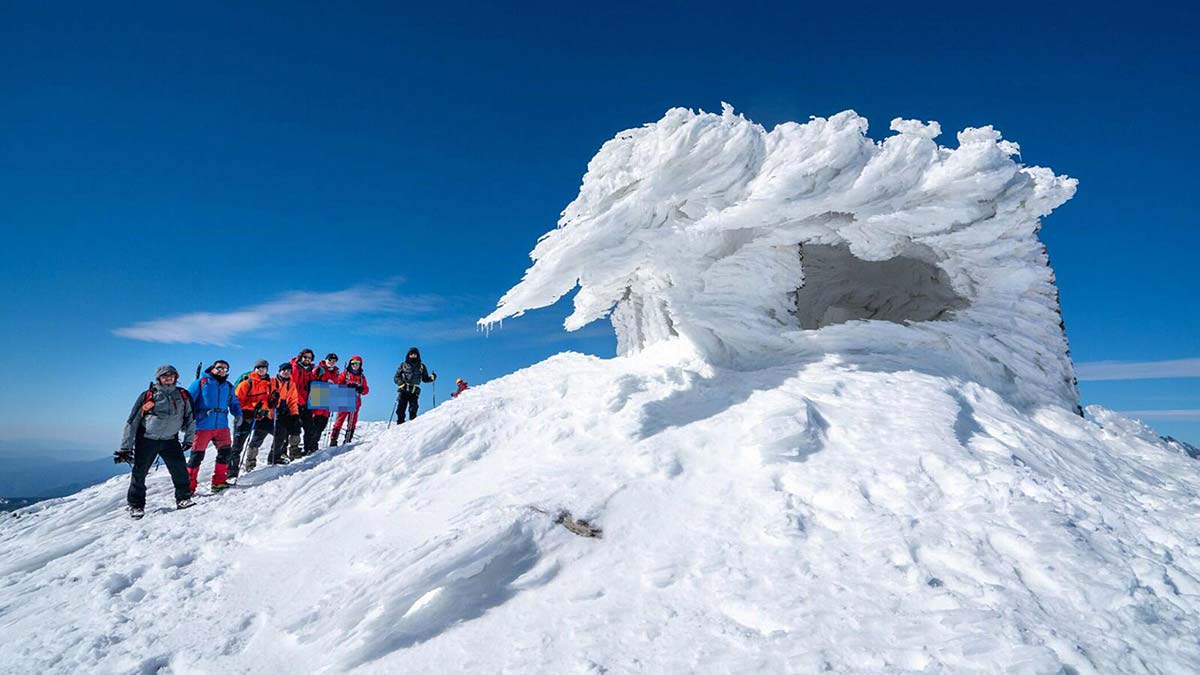 Sandras Dağı'nın zirvesindeki taş barınak dondu