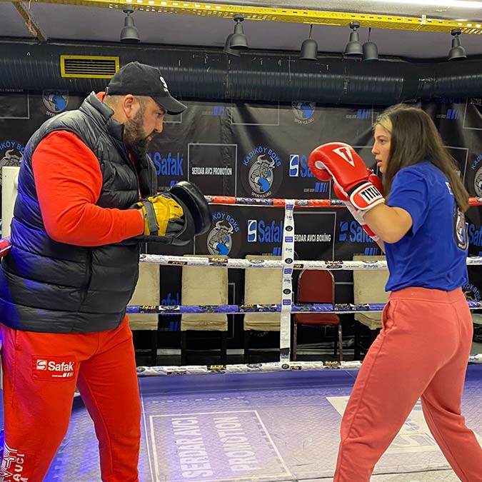 WBC gümüş kemer maçına çıkacak ilk Türk kadın boksör Seren Ay WBC kemerini kazanarak Türk boks tarihine geçmek istiyor.