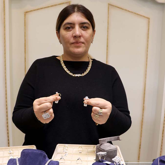 Sevgililer Günü öncesi kuyumcularda yoğunluk devam ediyor