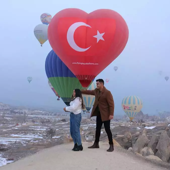 Türkiye'nin önemli turizm merkezlerinden kapadokya bölgesinde bulunan yerli ve yabancı turistler, 14 şubat sevgililer günü'nü sıcak hava balonunda kutladı.