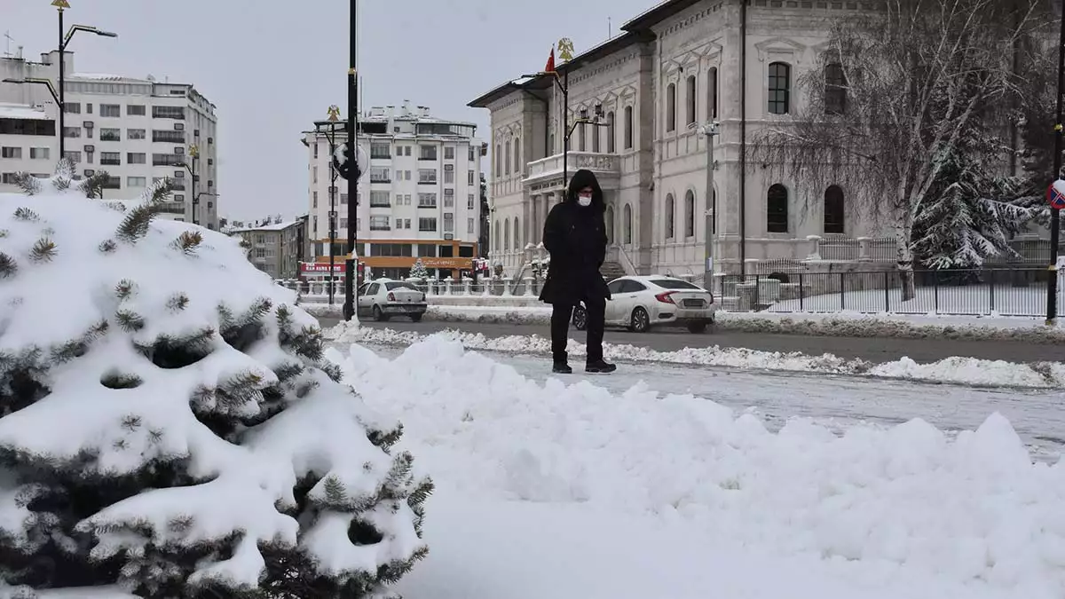 Yoğun kar yağışı nedeniyle bir çok yerleşim yeri yolu ulaşıma kapandı sivas, gümüşhane ve bayburt'ta okullara kar tatili verildi.