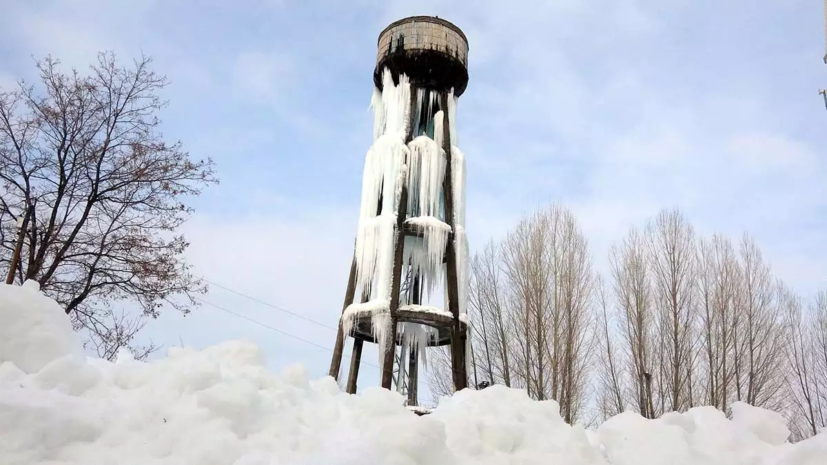 Boruları patlayan su deposu buz kulesine döndü