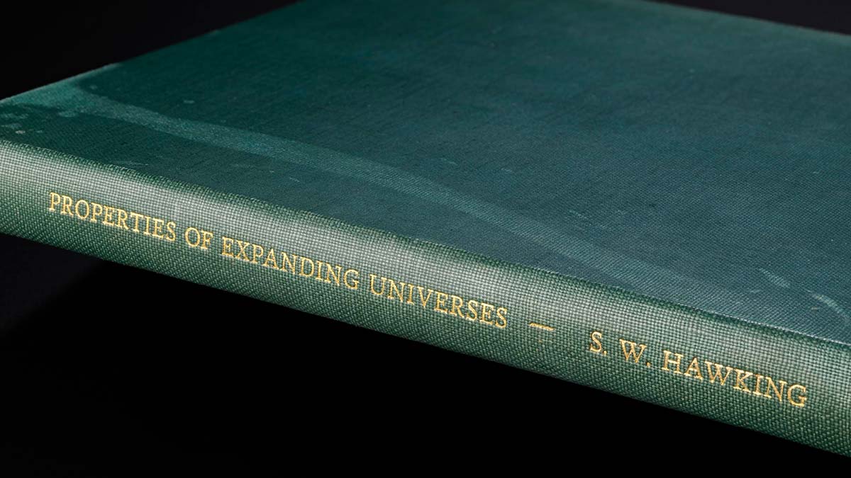 İngiliz fizikçi Stephen Hawking'in kara tahtası İngiltere’nin başkenti Londra’da bulunan Bilim Müzesi’nde bugün sergilenmeye başladı.