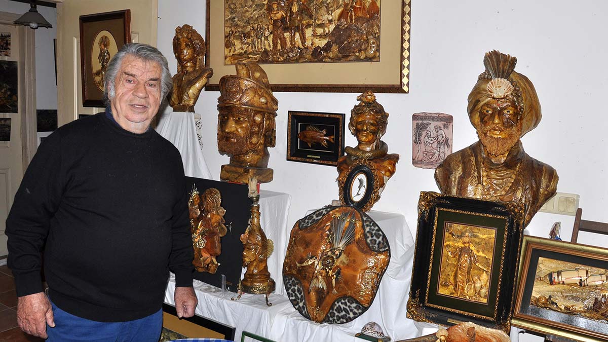 Ressam Nedim Celkan, 1965 yılında sinema afişleriyle resim yapmaya başladı. Celkan, 1976 yılından beri kendi geliştirdiği yöntem ve ilaçlarla her türlü deniz canlısı kullanarak tablo ve heykeller yapıyor.