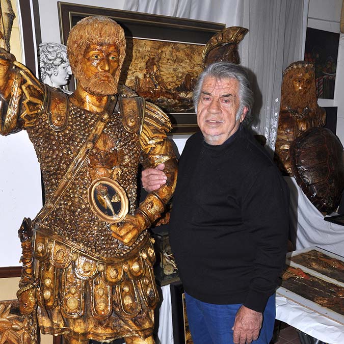 Deniz canlısı kullanarak heykeller yapıyor