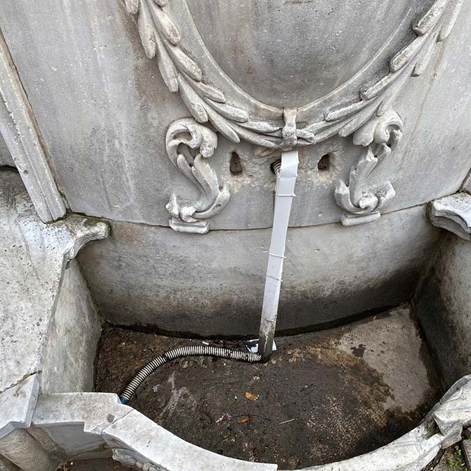 Fatih'te fevziye küçük efendi camii'nin bahçesine yaptırılan lavabonun atık suyunun gideri bitişikteki tarihi 2'nci mahmut han çeşmesi'ne bağlandı.