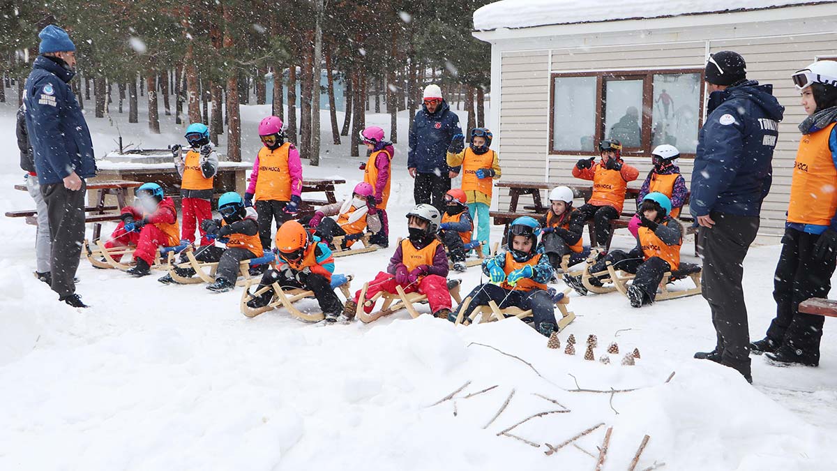 Tatilde yüzlerce çocuğa kızak dersi