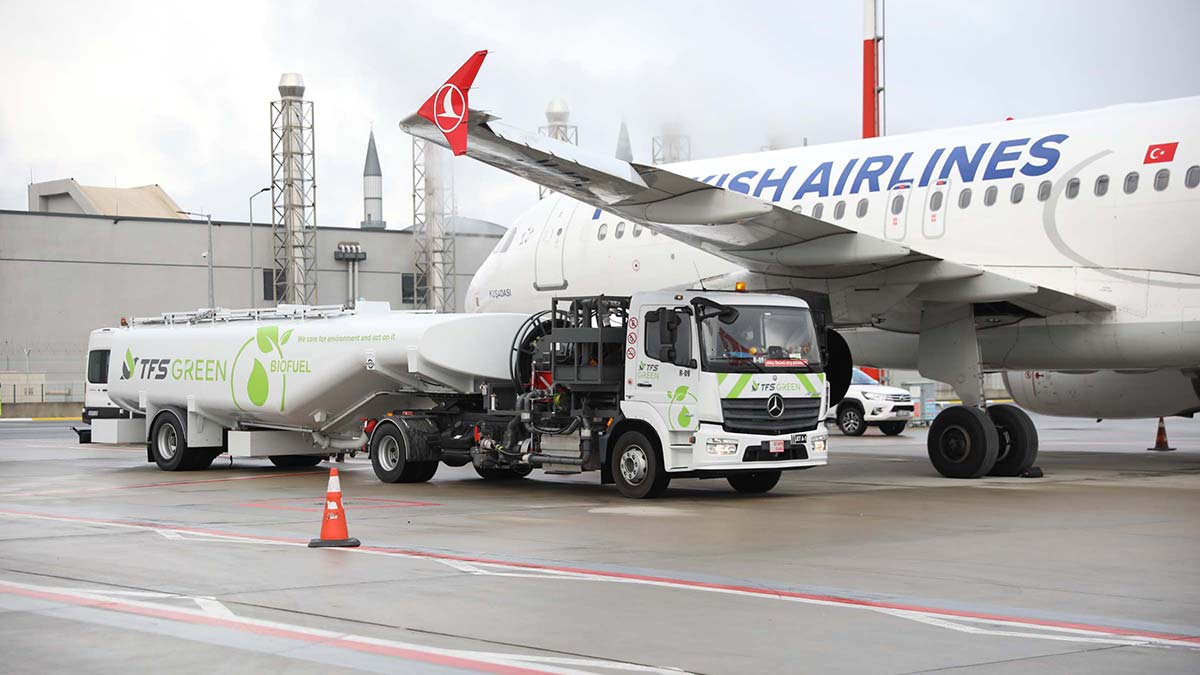 THY çevreci yakıtla Paris'e uçtu