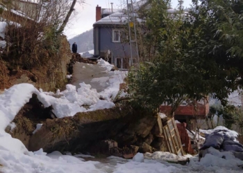 Trabzon'da heyelan; mahalle yolu kapandı