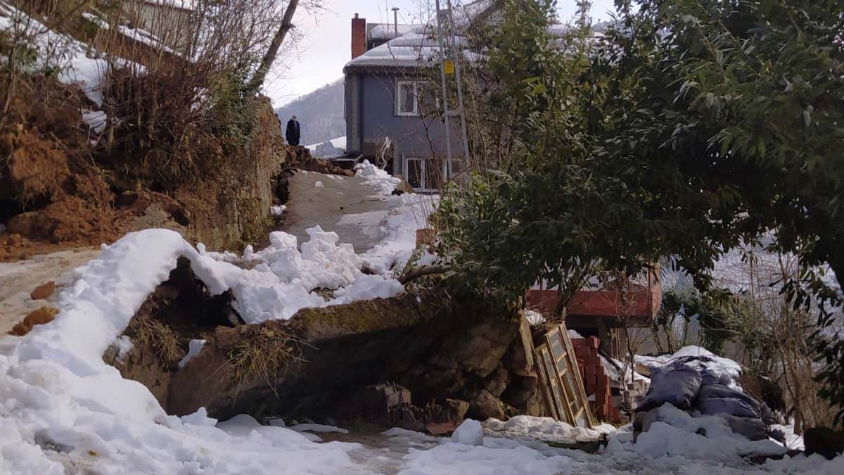 Trabzon'da heyelan; mahalle yolu kapandı