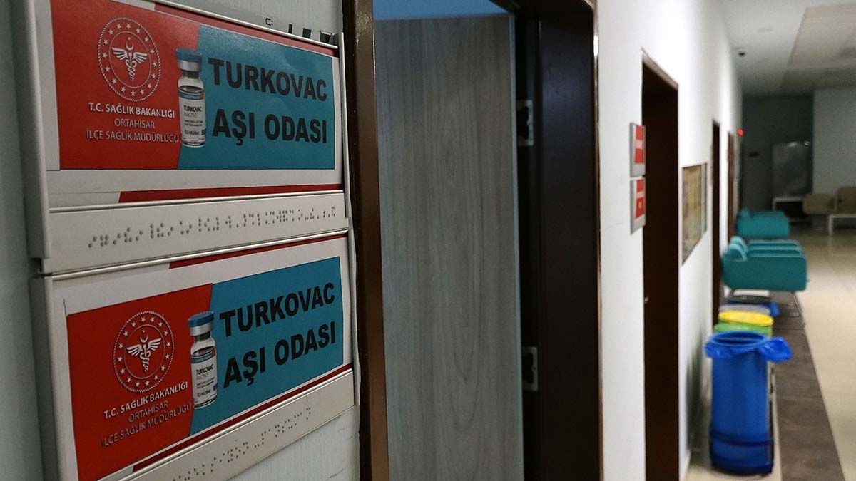 Koronavirüsle mücadeleye karşı yerli imkanlarla geliştirilen Turkovac aşısı Trabzon'da çeşitli hastanelerde uygulanmaya başlandı. Kentte sistem üzerinden randevu alan vatandaşlar aşı olmak için hastanelere başvurdu.