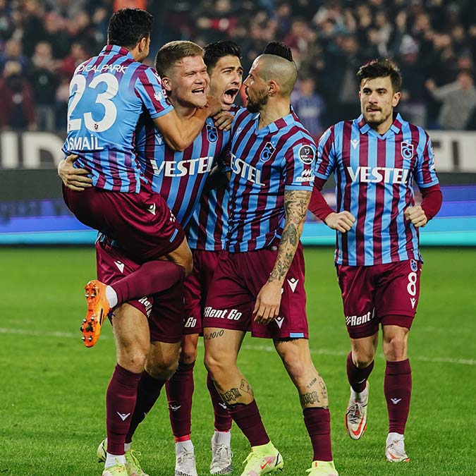 Spor Toto Süper Lig’de 57 puanla zirvede yer alan Trabzonspor, 48 puanla en yakın rakibi İttifak Holding Konyaspor ile kendi sahasında karşılaşacak. Bordo mavili takım, karşılaşmadan 3 puan alarak şampiyonluk havasına girmeyi hedefliyor.
