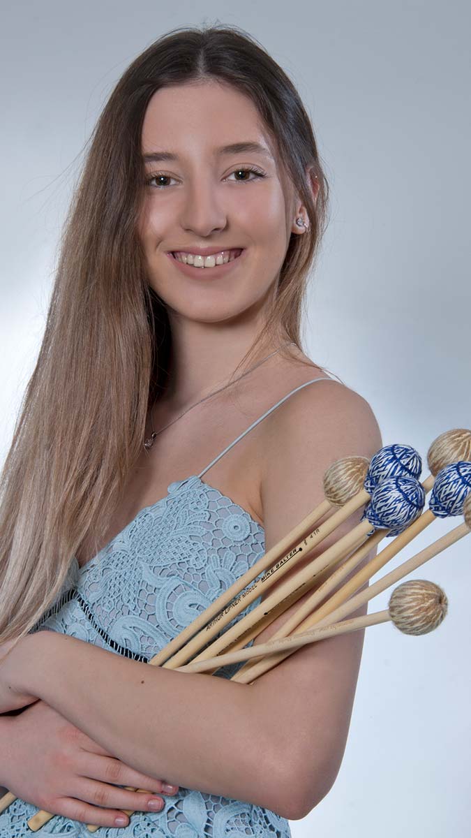 18 yıllık hayatına 25 ödül sığdıran genç perküsyon sanatçısı Beste Gürkey İngiltere’de başvurduğu 4 konservatuvar giriş sınavında da başarı göstererek hepsine kabul edildi.