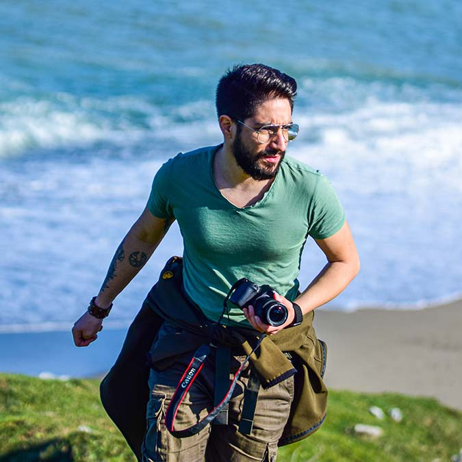 Doğa gözlemcisi, zooloji ve taksonomi alanlarında araştırmalar yapan Dr. Pedram Türkoğlu, Akdeniz ve Ege'de yaşamını sürdüren 6 balina türü olduğunu belirterek "balinaların nesli tehlikede" dedi.