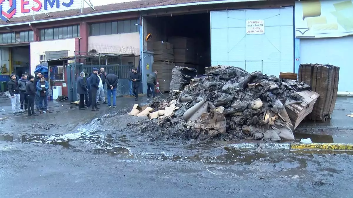 Tuzla'da iplik fabrikasındaki hasar büyük