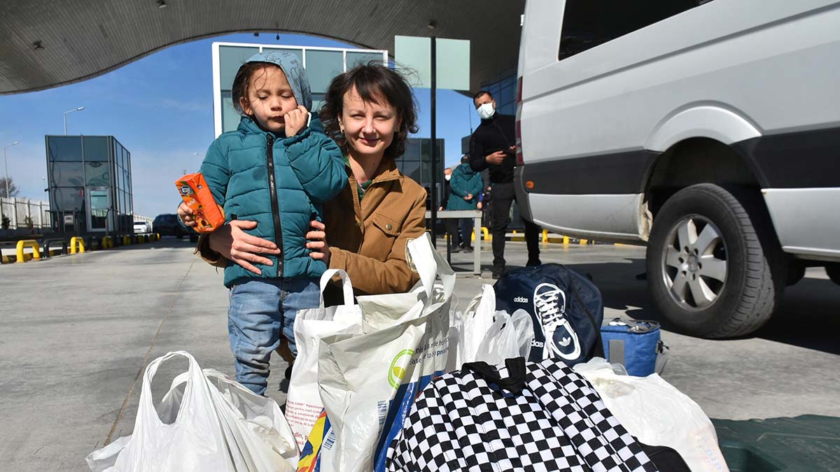Rusya'nın düzenlediği askeri harekatın ardından Ukrayna'da yaşayanlar, Dışişleri Bakanlığı'nın organizasyonu ve kendi imkanlarıyla Türkiye'ye ulaşmaya başladı.