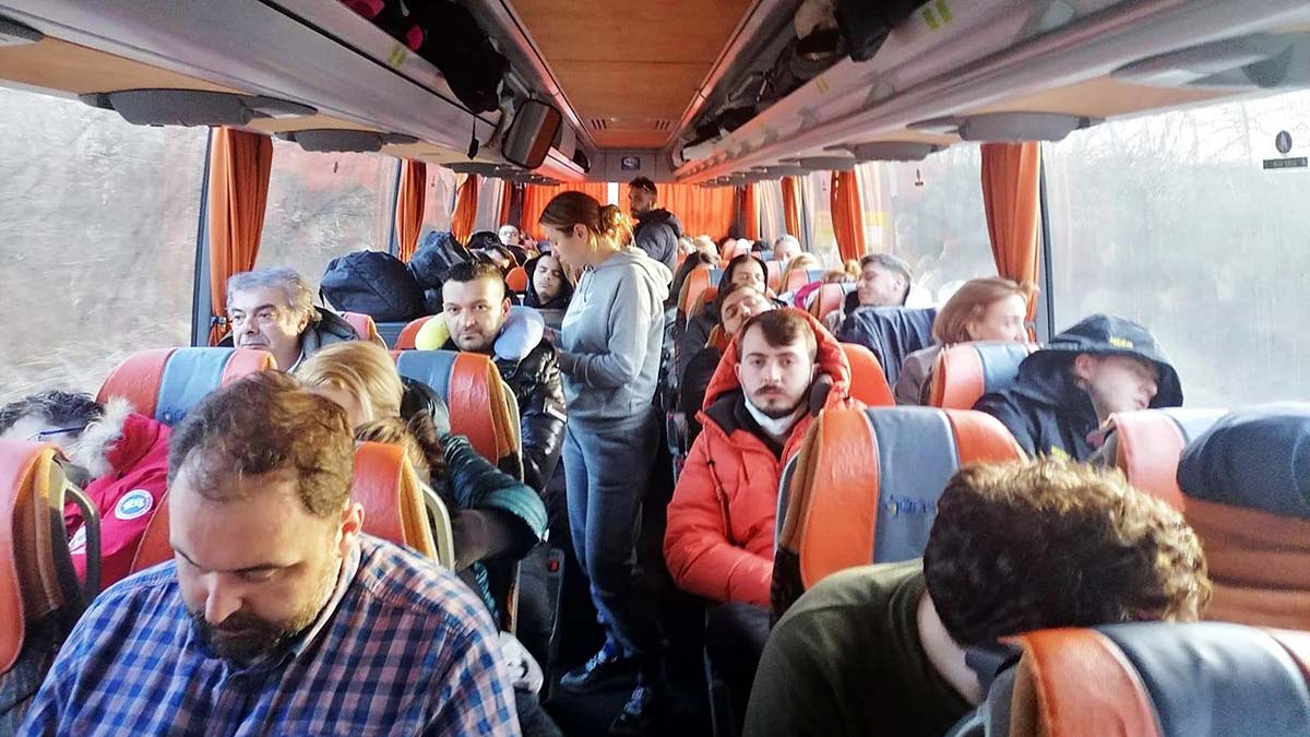 Ukrayna'da mahsur kalan Türkler yurda dönüyor