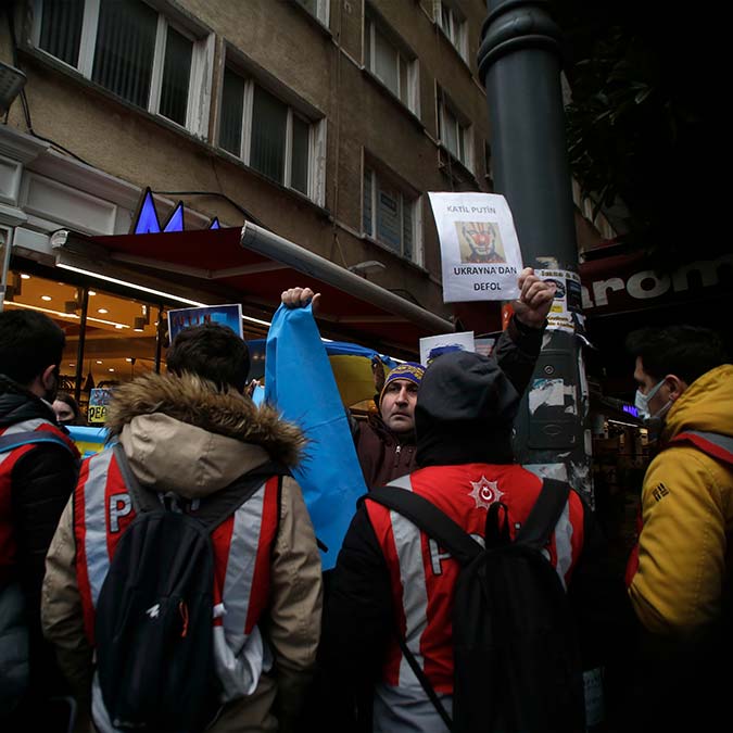 Rusya'nın askeri müdahalesini protesto etmek isteyen Ukraynalılar ve sivil toplum kuruluşu üyeleri, saat 10.00'da İstiklal Caddesi'ndeki Rusya İstanbul Başkonsolosluğu karşısında bulunan Gönül Sokak'ta bir araya geldi.