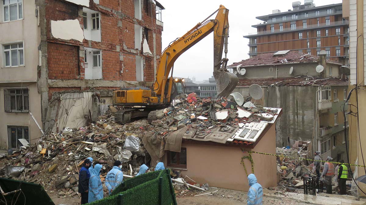 Üsküdar'da patlamanın yaşandığı bina yıkıldı