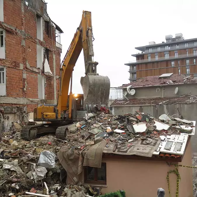 Üsküdar'da patlamanın yaşandığı bina yıkıldı