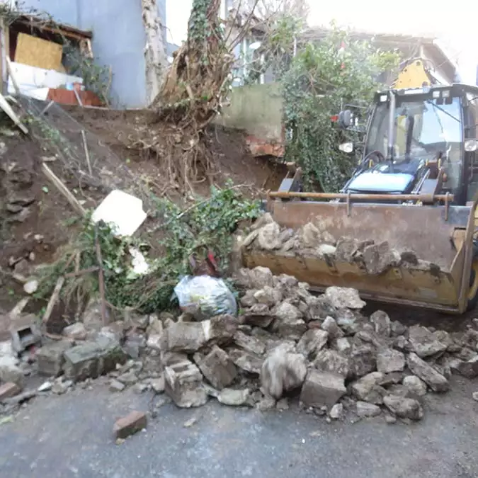 Üsküdar'da istinat duvarı çöktü