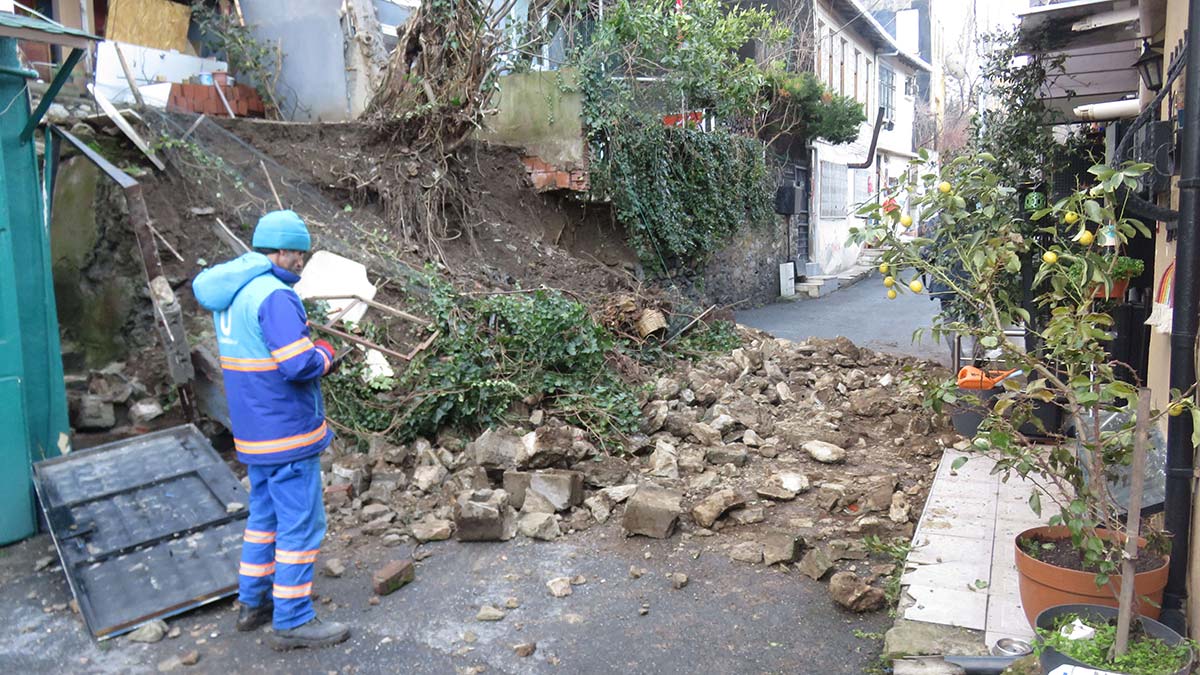 Üsküdar'da istinat duvarı çöktü