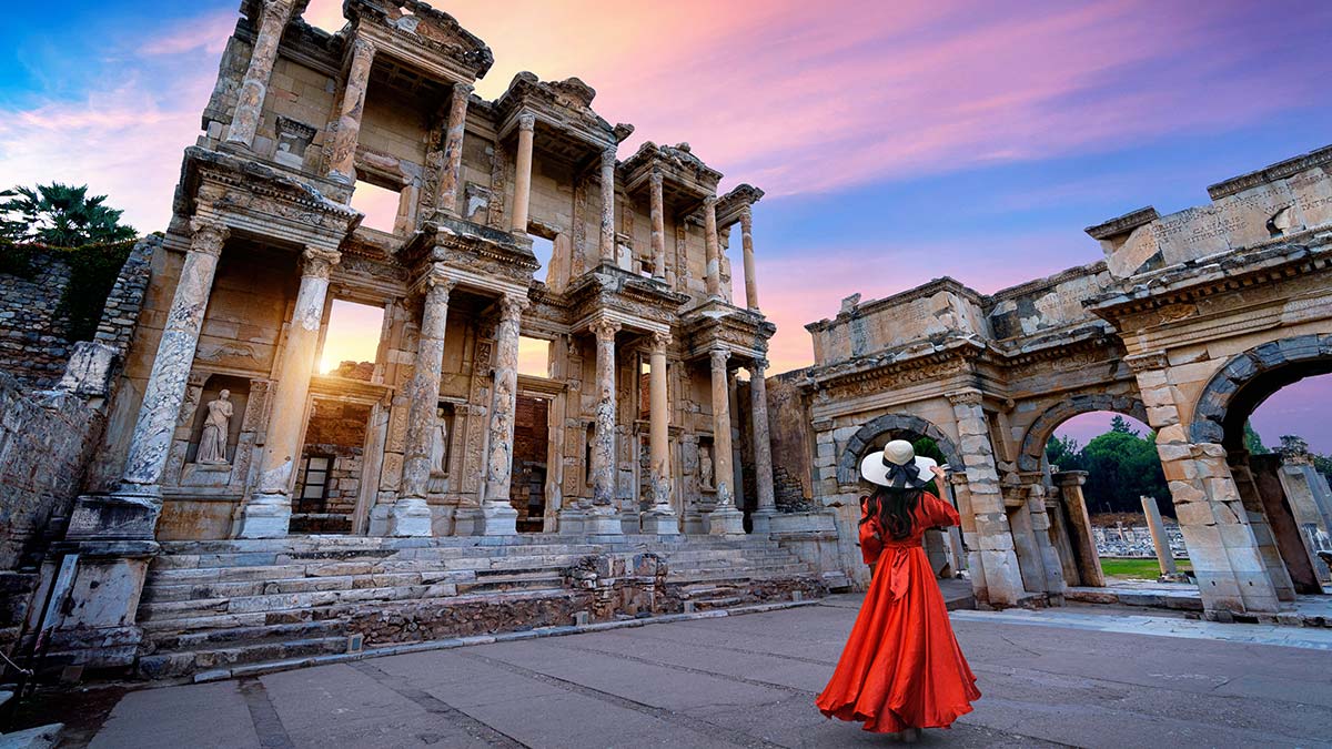 Değerli Okurlar, Her şehrin kokusu, duyusu, yaşanmışlığı ayrıdır.. Çünkü, içinde sen varsın. Kişiler o şehri güzelleştirir, özelleştirir ve ruh kazandırır. O ruha sahip olan şehirler anlam kazanır. 