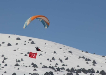 Yamaç paraşütçüleri Türk bayraklarıyla uçtu