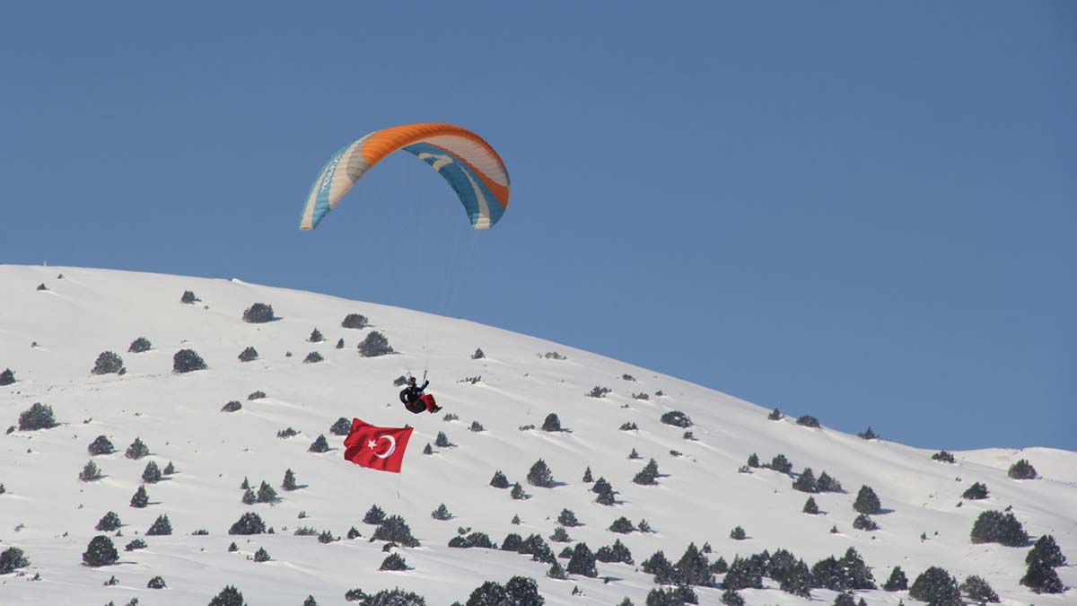 Yamaç paraşütçüleri Türk bayraklarıyla uçtu