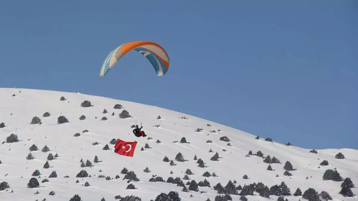 Yamaç paraşütçüleri türk bayraklarıyla uçtu