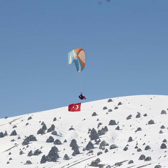 Yamaç paraşütçüleri Türk bayraklarıyla uçtu