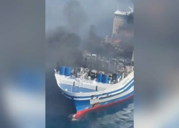 Yanan feribotta söndürme çalışmaları