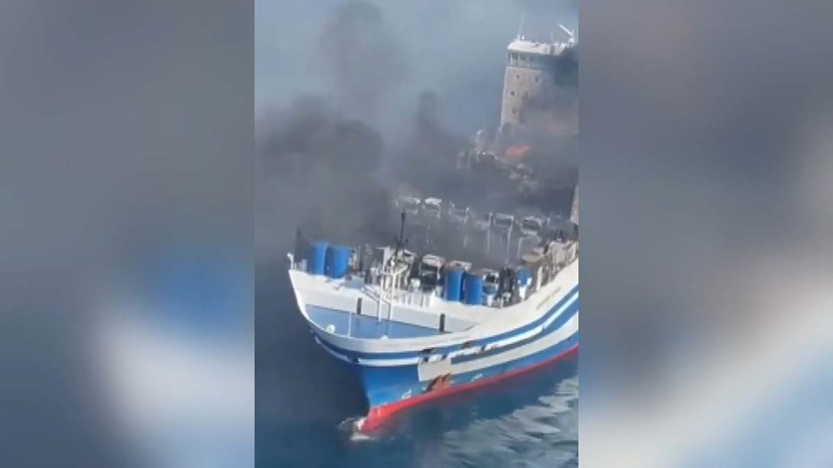 Yanan feribotta söndürme çalışmaları