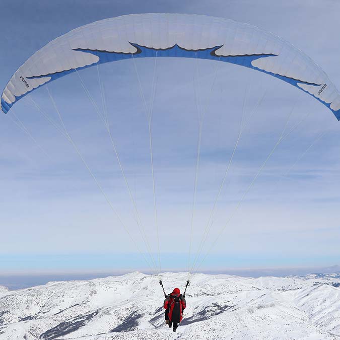 Yıldız Dağı'nda yamaç paraşütü etkinliği düzenlendi. Paraşütçülerin 2 bin 200 metre yükseklikten başladıkları uçuşta güzel görüntüler ortaya çıktı.