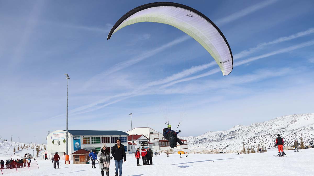 Yıldız Dağı'nda yamaç paraşütü etkinliği