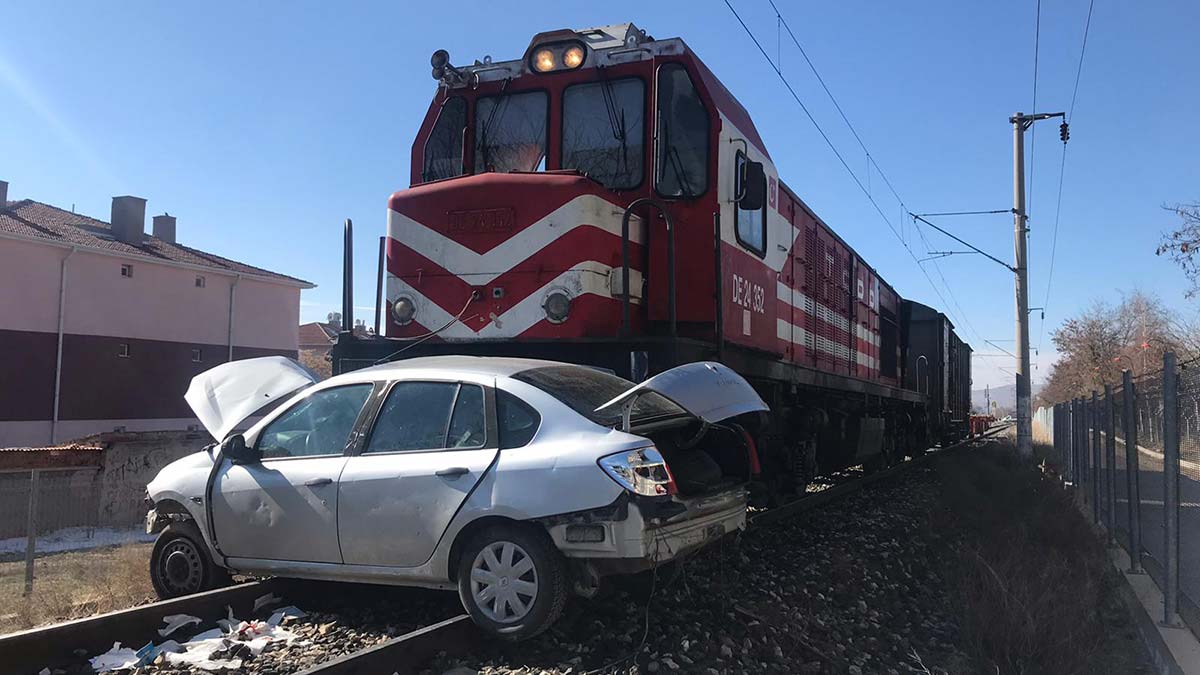 Yük treni hemzemin geçitte otomobile çarptı