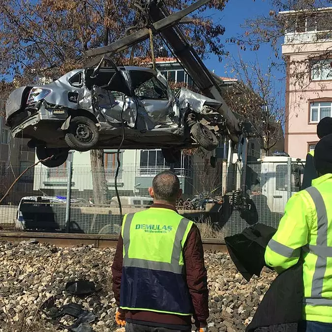 Yük treni hemzemin geçitte otomobile çarptı