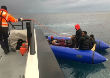 Türk kara sularına itilen 17 göçmen kurtarıldı