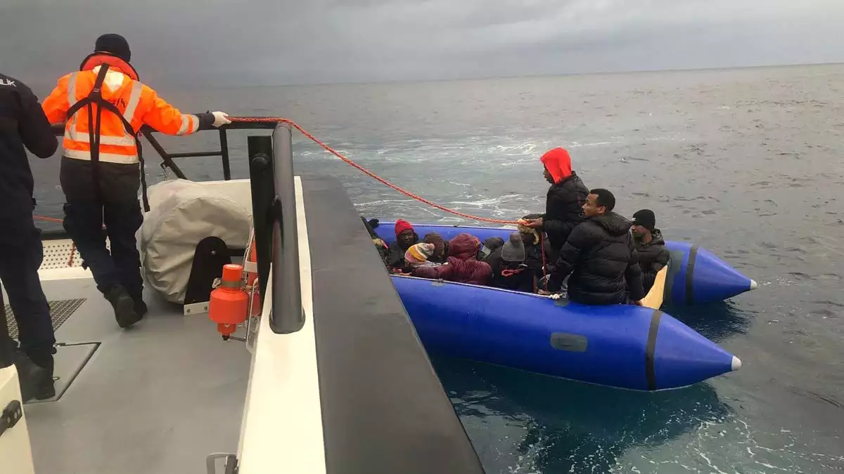Türk kara sularına itilen 17 göçmen kurtarıldı