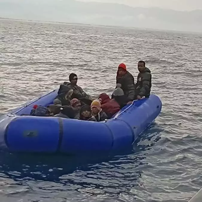 Türk kara sularına itilen 17 göçmen kurtarıldı