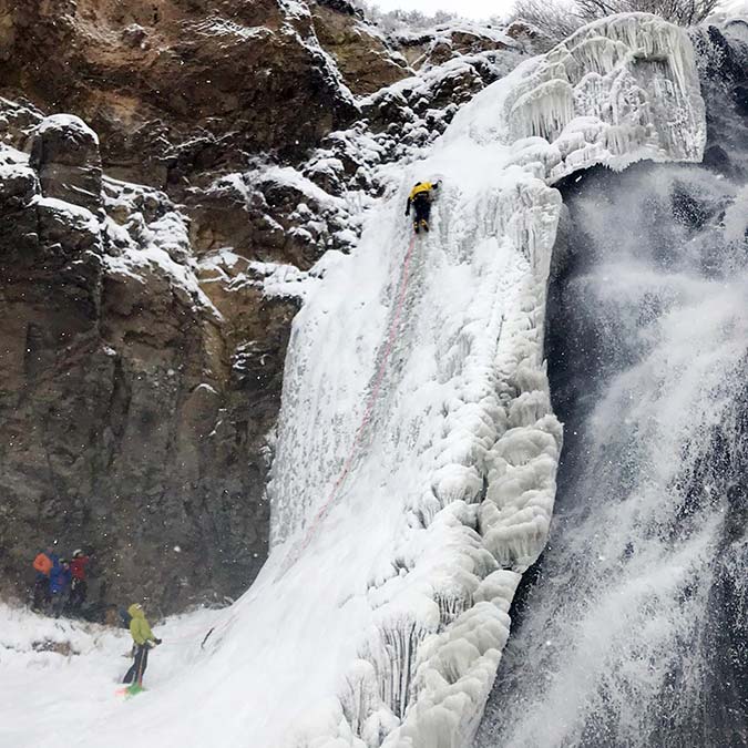 Kars'ın Susuz ilçesinde yüzeyi buz tutan Susuz Şelalesi'ne tırmandılar. İlk kez lider buz tırmanışının yapıldığını belirten dağcı Burak Atalay, "Muhteşem bir görüntü altında adrenalin dolu anlar yaşadık" dedi.