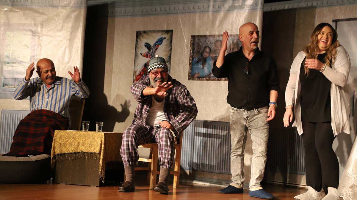 Bizim Evde 2 Devre tiyatro oyunu sahnelendi