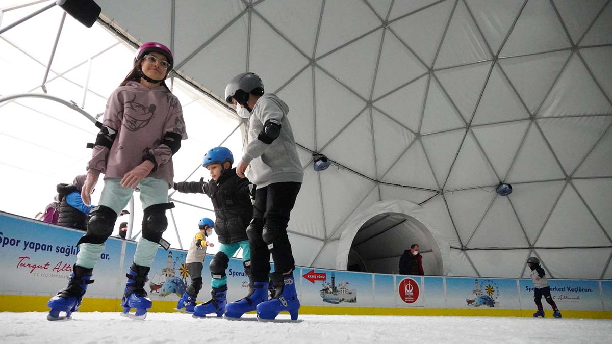 Ahmet Çalık Buz Pateni Pisti yoğun ilgi görüyor