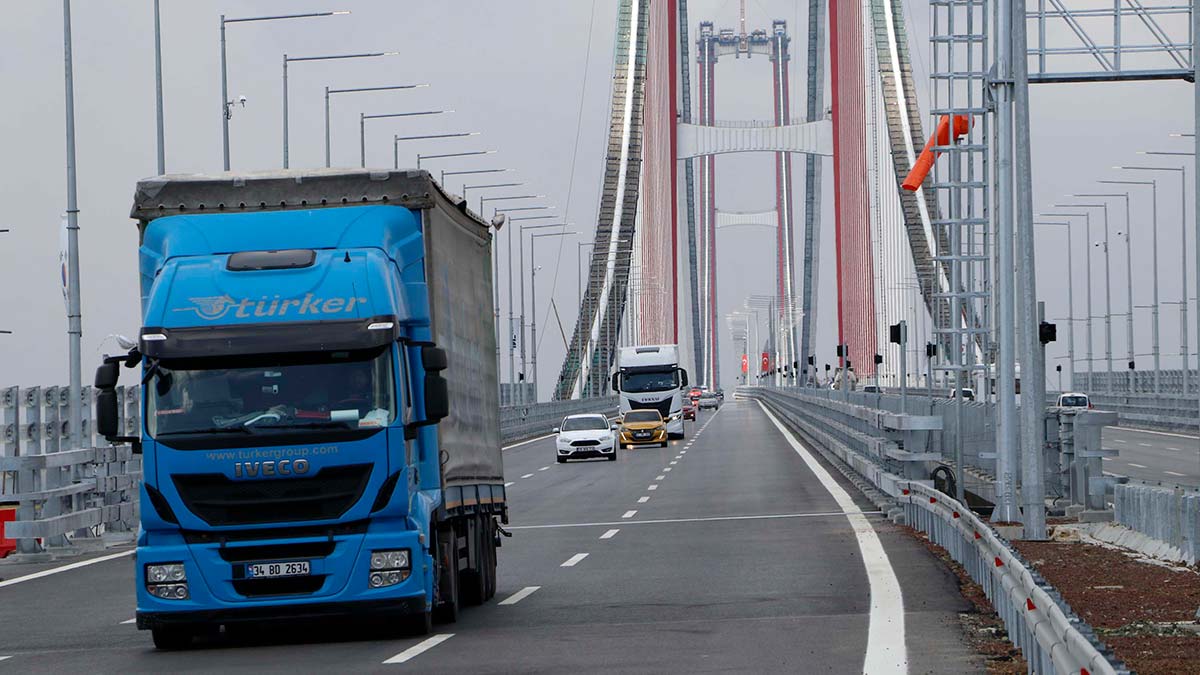 Cumhurbaşkanı Recep Tayyip Erdoğan'ın 18 Mart'ta hizmete açtığı 1915 Çanakkale Köprüsü'nde kıtalar arası yolculuk 5 dakika sürüyor.